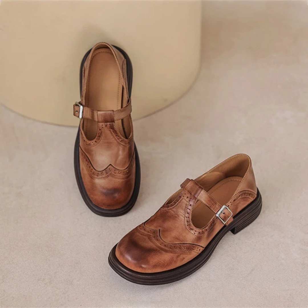 Zapato plano Vega Madrid Lara con correa ajustable y hebilla, diseño elegante y cómodo para el calzado diario.