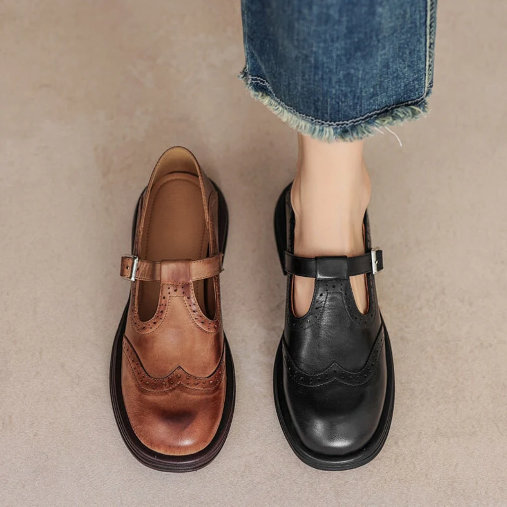 Zapato plano Lara de Vega Madrid con correa ajustable y hebilla, diseño elegante y cómodo para uso diario.