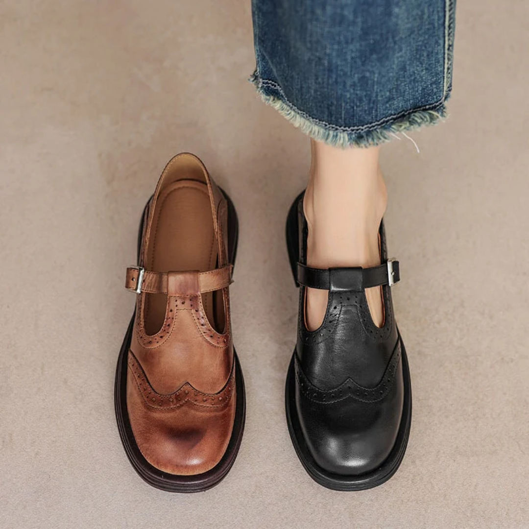 Zapato plano Lara de Vega Madrid con correa ajustable y hebilla, diseño elegante y cómodo para uso diario.
