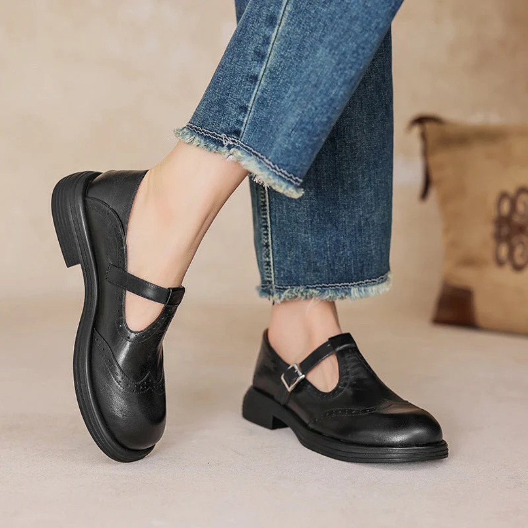 Zapato plano Vega Madrid Lara con correa ajustable y hebilla, diseño elegante y cómodo para uso diario.