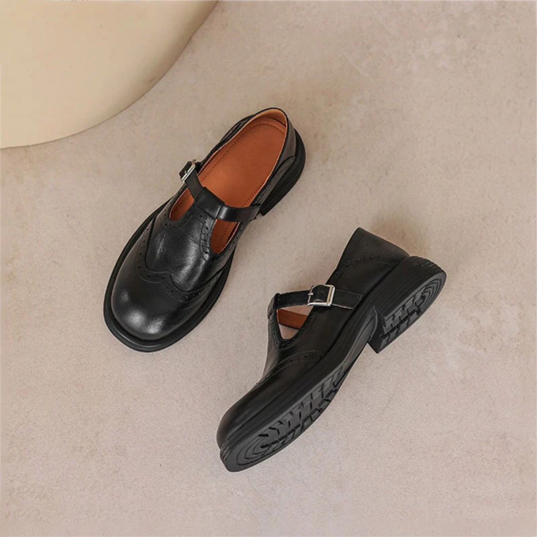 Zapato plano Vega Madrid Lara con correa ajustable y hebilla, diseño elegante en color neutro, ideal para comodidad y estilo.