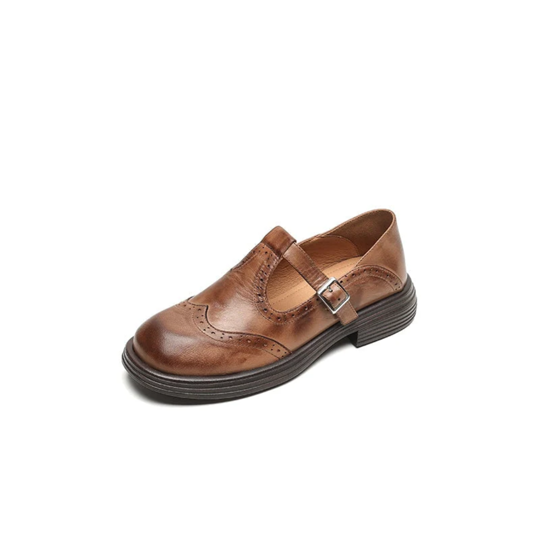 Zapato plano Lara de Vega Madrid con correa ajustable y hebilla, diseño elegante y cómodo para mujer.