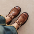 Zapato plano Lara de Vega Madrid con correa ajustable y hebilla, diseño elegante y cómodo para uso diario.
