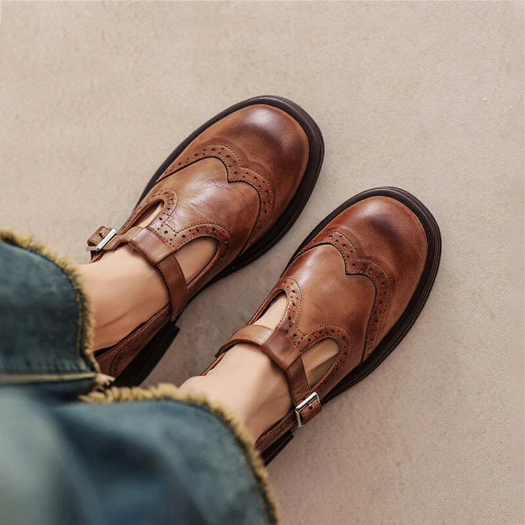Zapato plano Lara de Vega Madrid con correa ajustable y hebilla, diseño elegante y cómodo para uso diario.