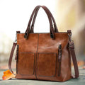 Bolso de piel Sydney de Vega Madrid, diseño versátil con asas y compartimentos visibles, en color negro elegante.