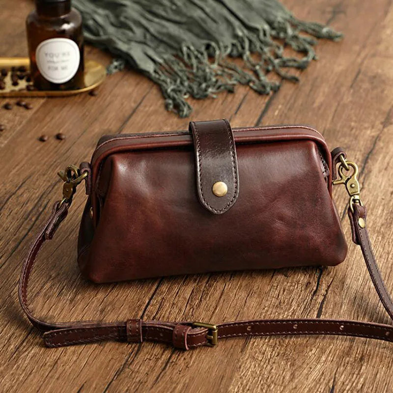 Bolso de hombro de piel Charlotte de Vega Madrid, estilo elegante con compartimentos visibles y detalles en la imagen.