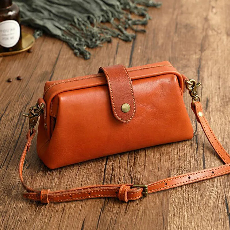 Bolso de hombro de piel Charlotte de Vega Madrid, con diseño elegante y detalles en cuero, en color negro.
