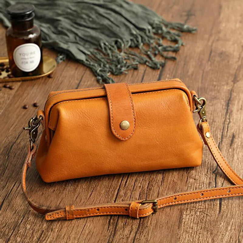 Bolso de hombro Charlotte de piel de Vega Madrid, con diseño elegante y asa ajustable, sobre fondo neutro.