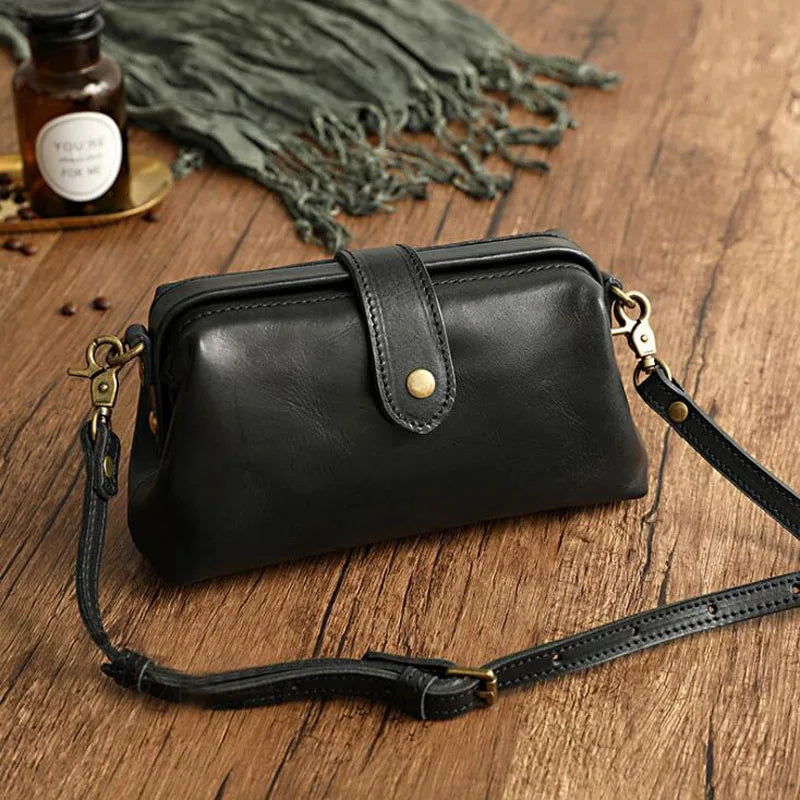 Bolso de hombro de piel Charlotte de Vega Madrid, diseño elegante con correa ajustable y acabado en cuero suave.