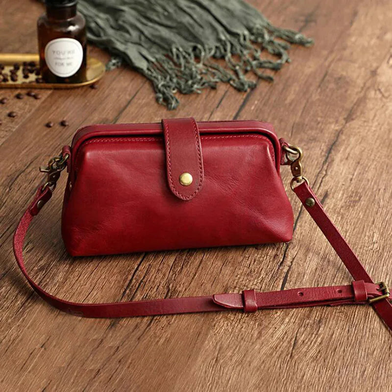 Bolso de hombro de piel Charlotte de Vega Madrid, diseño elegante con correa ajustable y acabado en cuero suave.