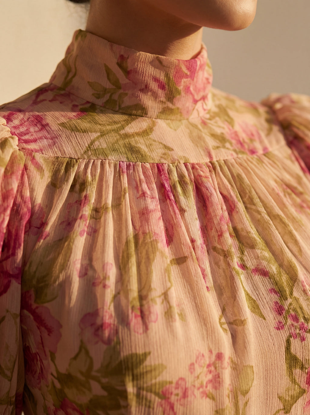 Detalle en primer plano del vestido largo floral Noelia de Vega Madrid, con cuello alto y volantes, en tela ligera y elegante.