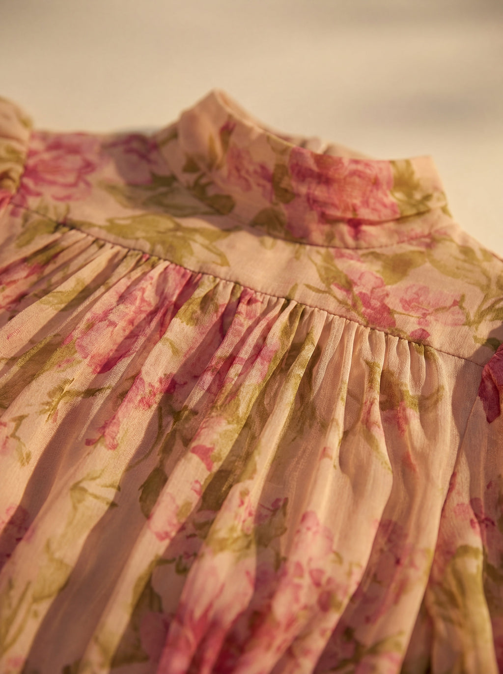 Detalle en primer plano del vestido largo floral Noelia de Vega Madrid, con cuello alto y volantes.