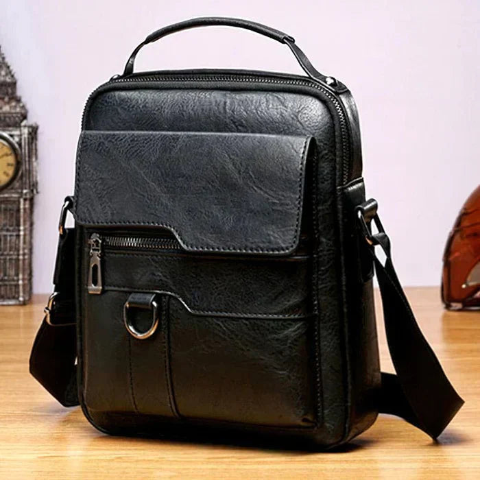 Bolso de hombro de piel Clara de Vega Madrid con diseño práctico y elegante, en color marrón con asa ajustable y cierre de solapa.