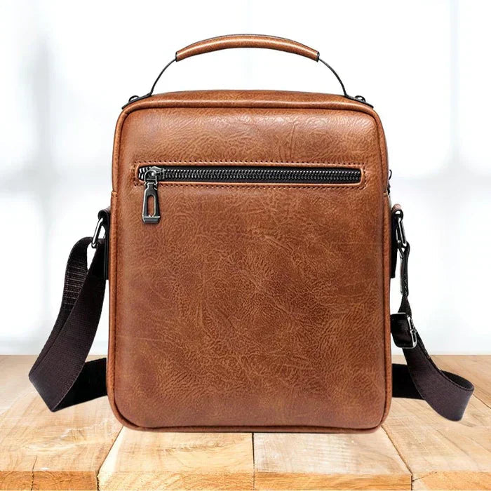 Bolso de hombro de piel Clara de Vega Madrid, diseño práctico y elegante en color natural, con detalles de costura visible.