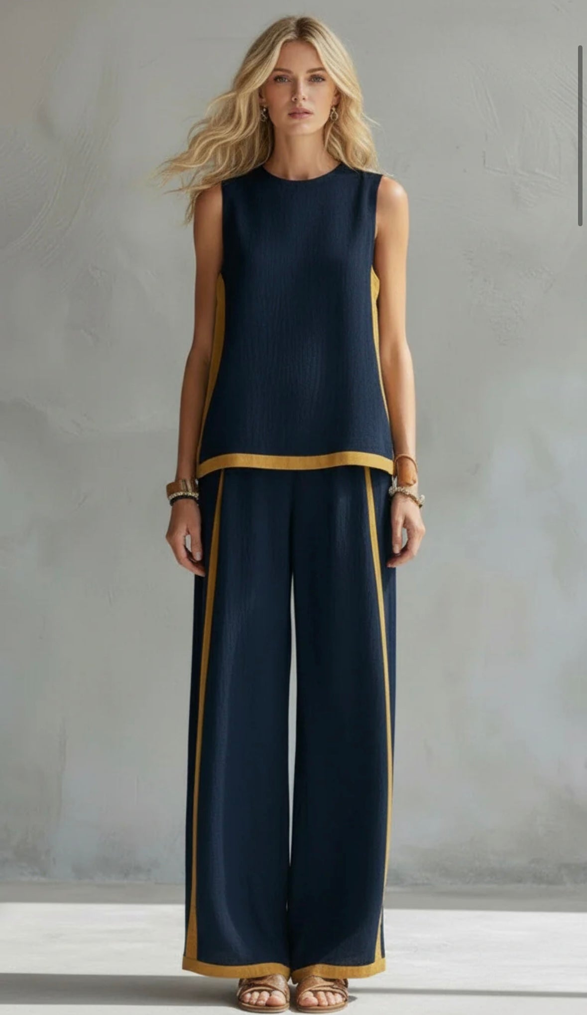 Conjunto Portofino Leila de Vega Madrid, vestido elegante en tonos suaves, mostrado en una imagen completa.