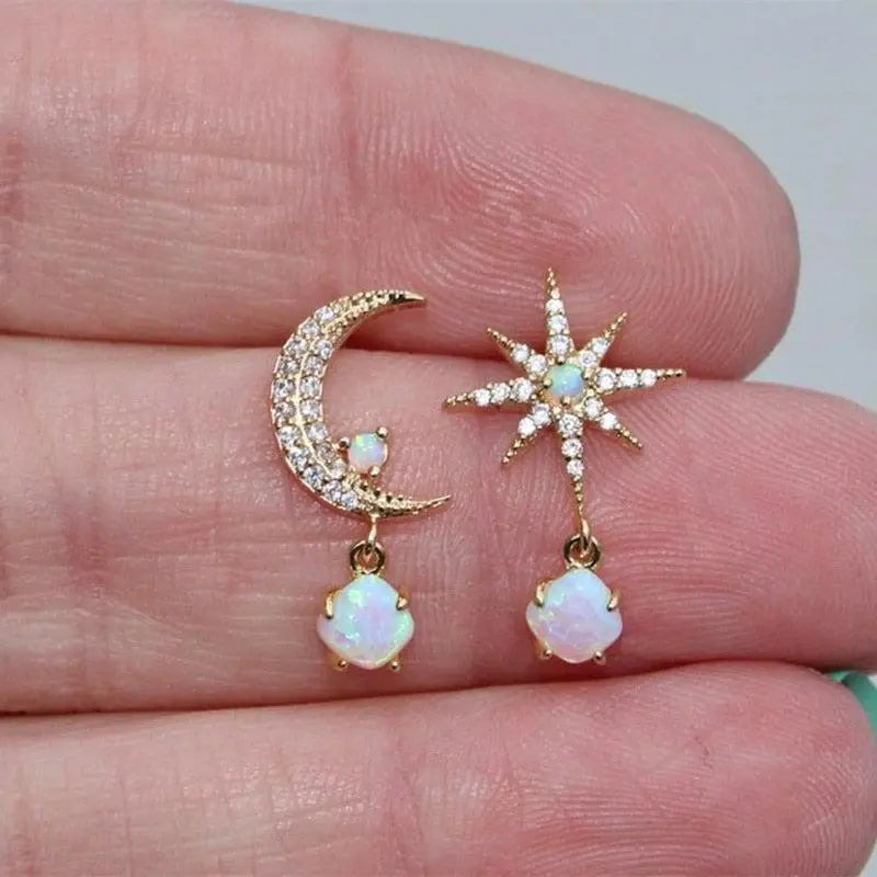 Pendientes dorados Luna y Estrella con ópalo, joyería elegante de Vega Madrid, detalles brillantes y diseños celestiales.