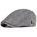 Gorra premium para hombre de Vega Madrid, modelo Gabriel, en diseño moderno y cómodo, vista frontal en color neutro.