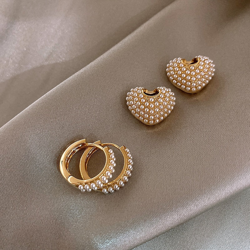 Pendientes de perla en forma de corazón de Vega Madrid, diseño elegante y delicado para ocasiones especiales.