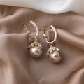 Pendientes colgantes de perla Malia de Vega Madrid con diseño elegante y detalles en plata.