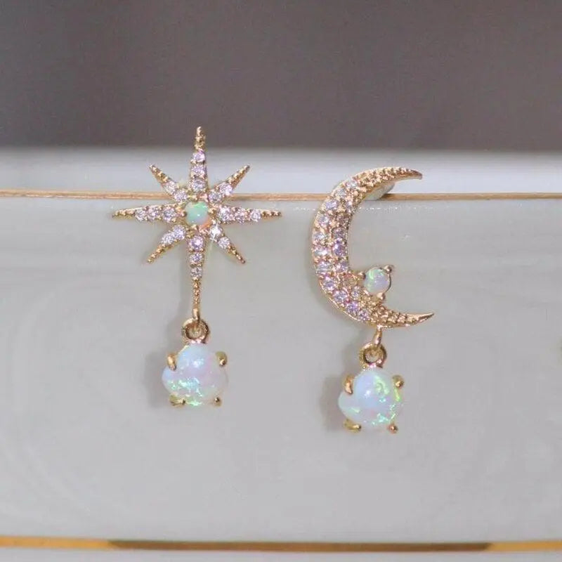 Pendientes de oro con luna y estrella, detalles en ópalo, de Vega Madrid, con diseño elegante y brillante.