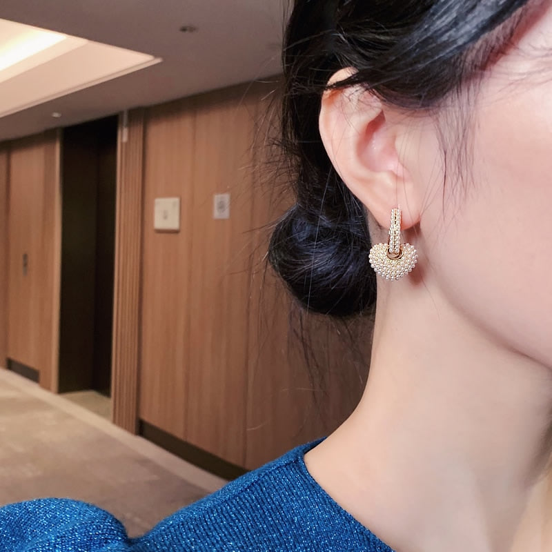 Pendientes de perla Vega Madrid Yuli Heart con diseño en forma de corazón y detalles elegantes en plata.