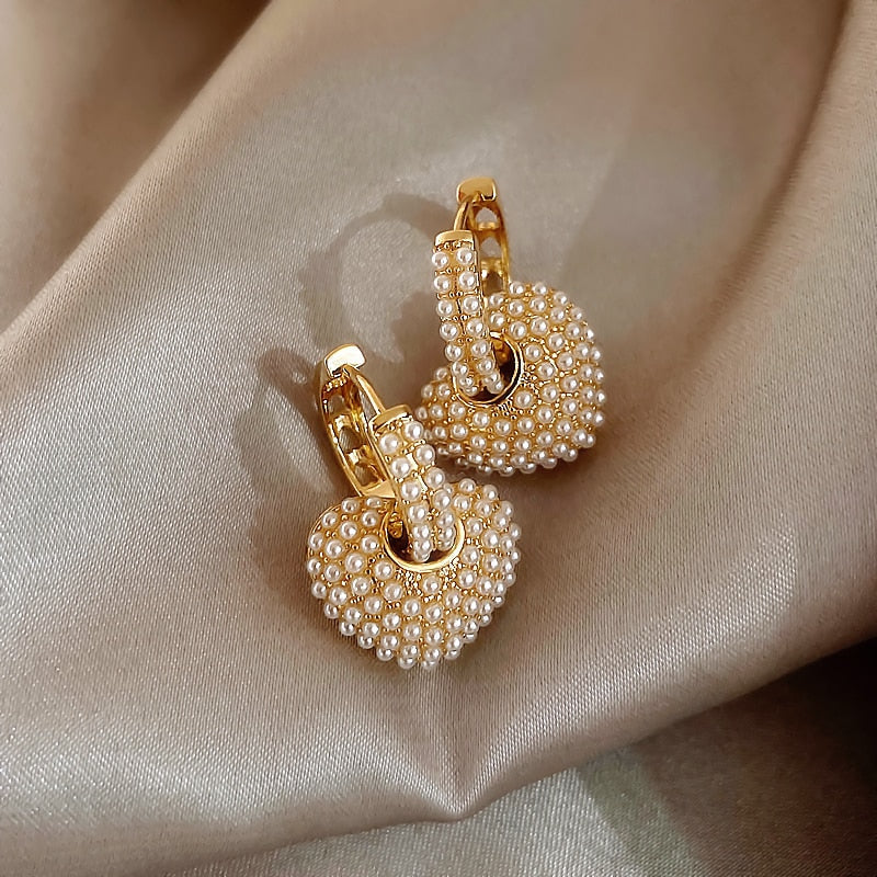 Pendientes de perla Yuli Heart de Vega Madrid, con diseño en forma de corazón y perlas blancas elegantes.