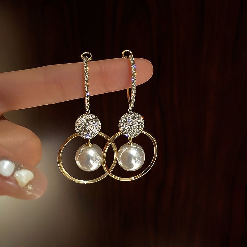 Pendientes Zerra Luxe con perlas cultivadas de Vega Madrid, diseño elegante y sofisticado en plata con perlas blancas brillantes