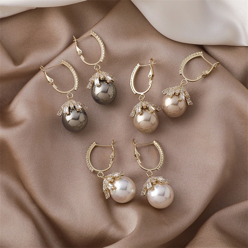 Pendientes colgantes de perla Malia de Vega Madrid, diseño elegante con perlas blancas y detalles metálicos.