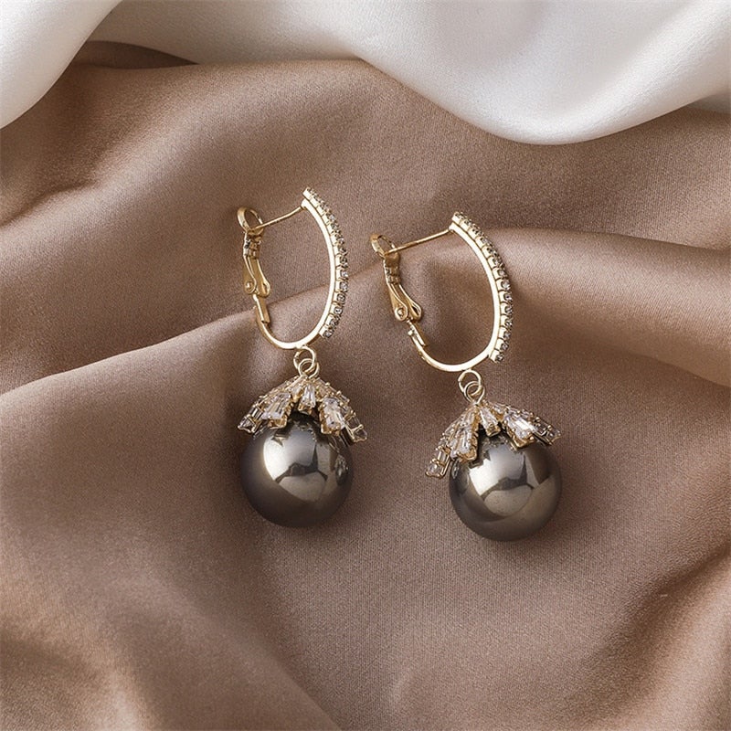Pendientes colgantes de perla Malia de Vega Madrid, con diseño elegante y detalles en perla en tonos neutros.