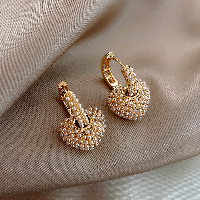 Pendientes de perla Yuli Heart de Vega Madrid con diseño en forma de corazón y perlas blancas elegantes.