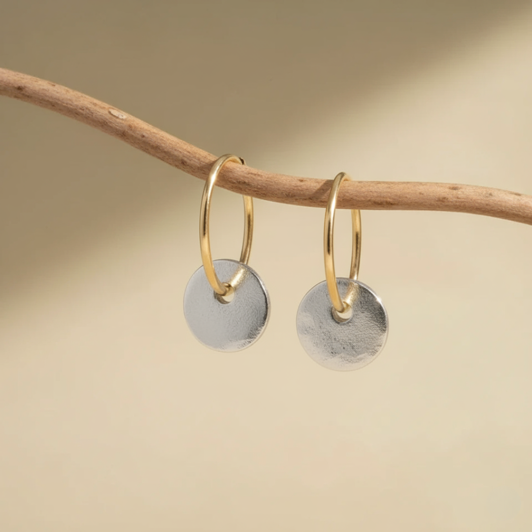 Pendientes de aro elegantes hechos a mano por Vega Madrid, con diseño sofisticado y acabado en metal brillante.