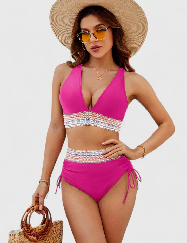 Conjunto de bikini elegante en color rosa neón de Vega Madrid, con diseño moderno y ajustado para playa o piscina.