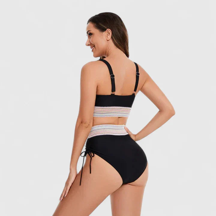 Conjunto de bikini elegante Jayzelliah de Vega Madrid en color negro, con detalles modernos y estilo sofisticado para la playa.