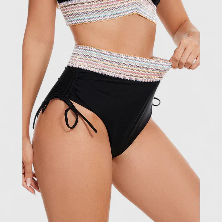 Conjunto de bikini elegante Jayzelliah de Vega Madrid en color negro, con detalles modernos y diseño ajustado para playa o piscina.