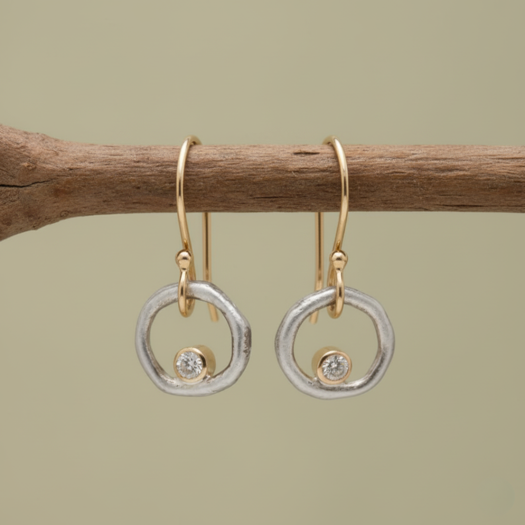 Pendientes vintage de zirconia de Laura, diseñados por Vega Madrid, con detalles elegantes y brillo brillante sobre un fondo neutro.