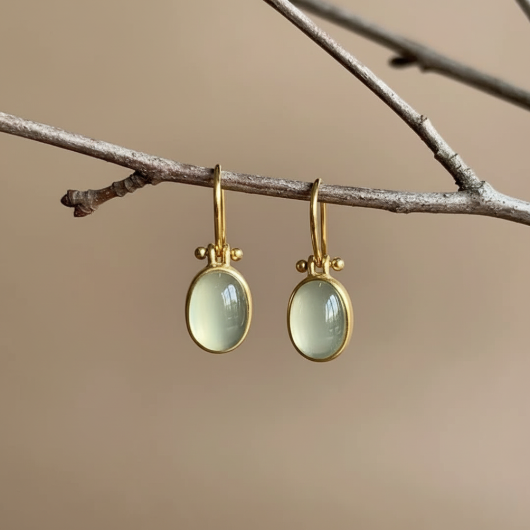 Pendientes vintage de piedra lunar verde de Vega Madrid, con diseño elegante y detalles en la piedra en forma de luna.