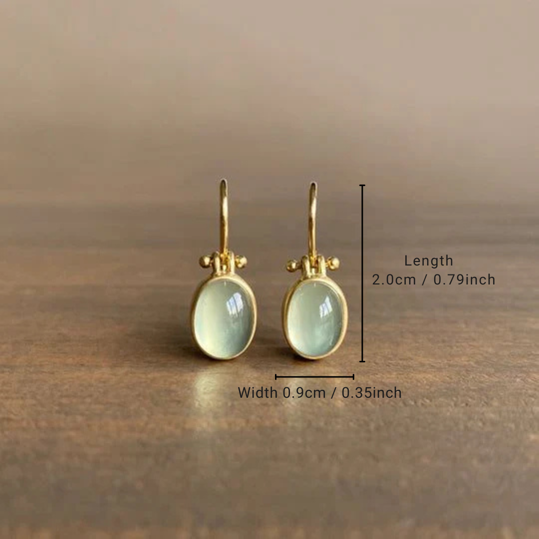 Pendientes vintage de piedra lunar verde de Vega Madrid, con diseño elegante y detalle en la piedra en forma de luna.