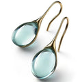 Pendientes colgantes dorados y plateados de Vega Madrid, diseño moderno y elegante para complementar cualquier estilo.