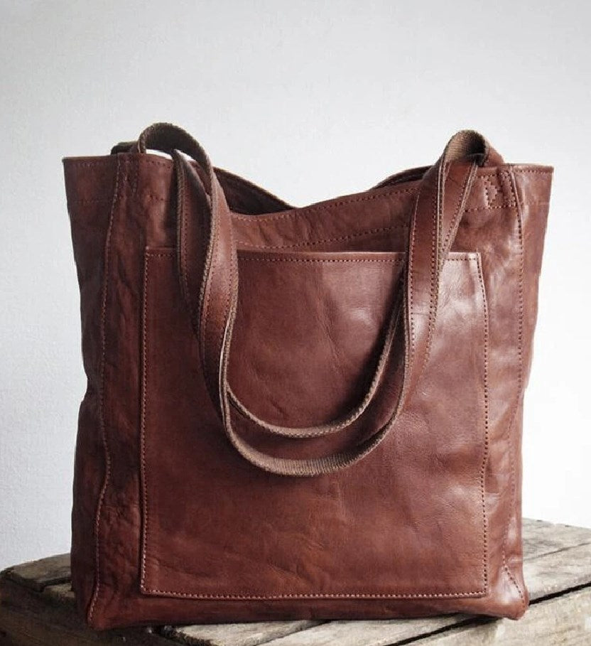 Bolso tote de piel Olivia de Vega Madrid, con diseño clásico y detalles en cuero, mostrado en color natural sobre fondo neutro.