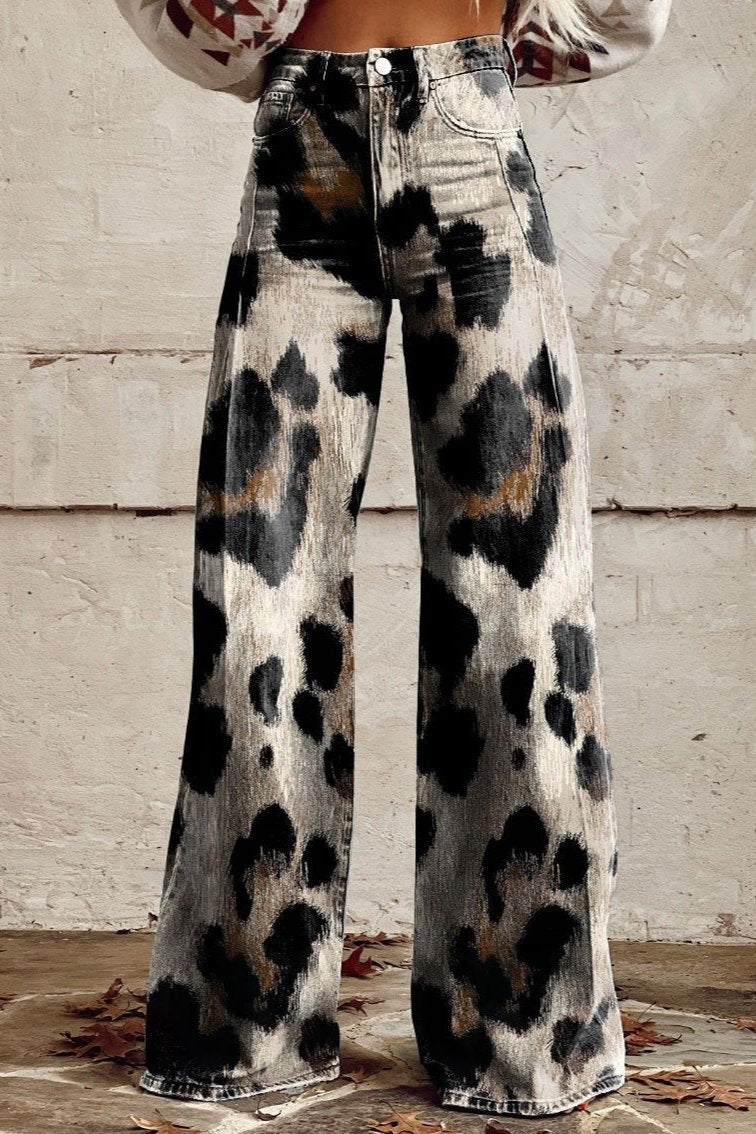 Pantalón leopardino elegante de Vega Madrid en tela suave, con corte ajustado y estampado de leopardo en tonos marrón y negro.