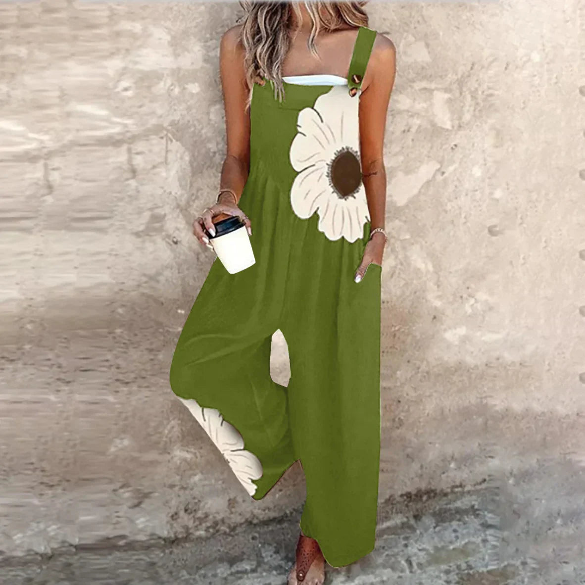 Mono floral Elsa de Vega Madrid con bolsillos y diseño colorido, ideal para un estilo cómodo y elegante.