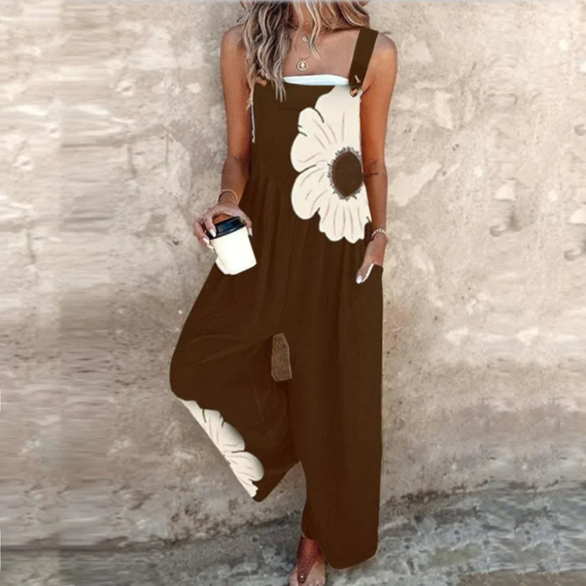 Mono floral Elsa de Vega Madrid con bolsillos, diseño elegante y cómodo, en color y estilo modernos.