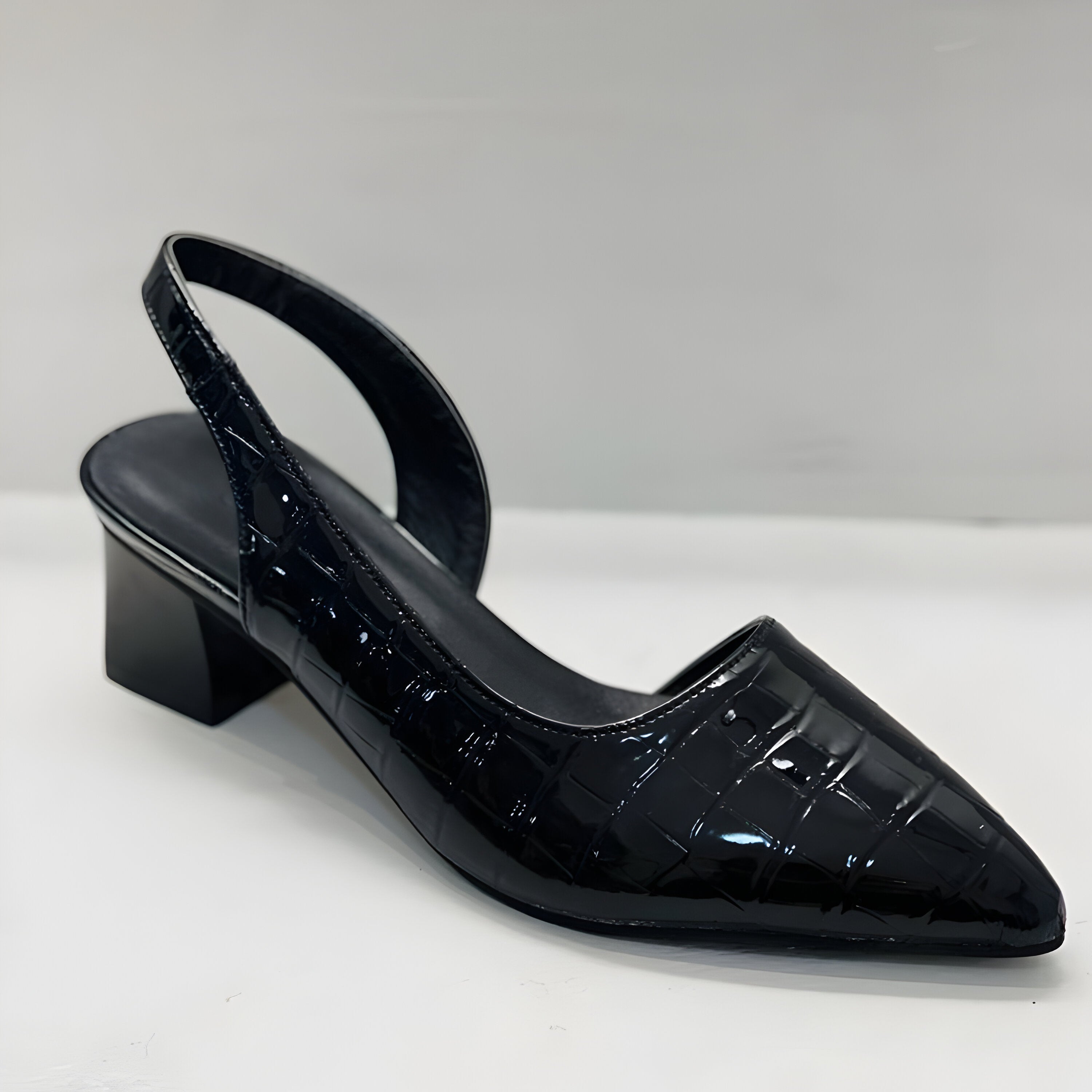 Zapatos de tacón con punta ancha de Vega Madrid, calzado elegante para mujer en color negro, vista lateral desde el lado izquierdo