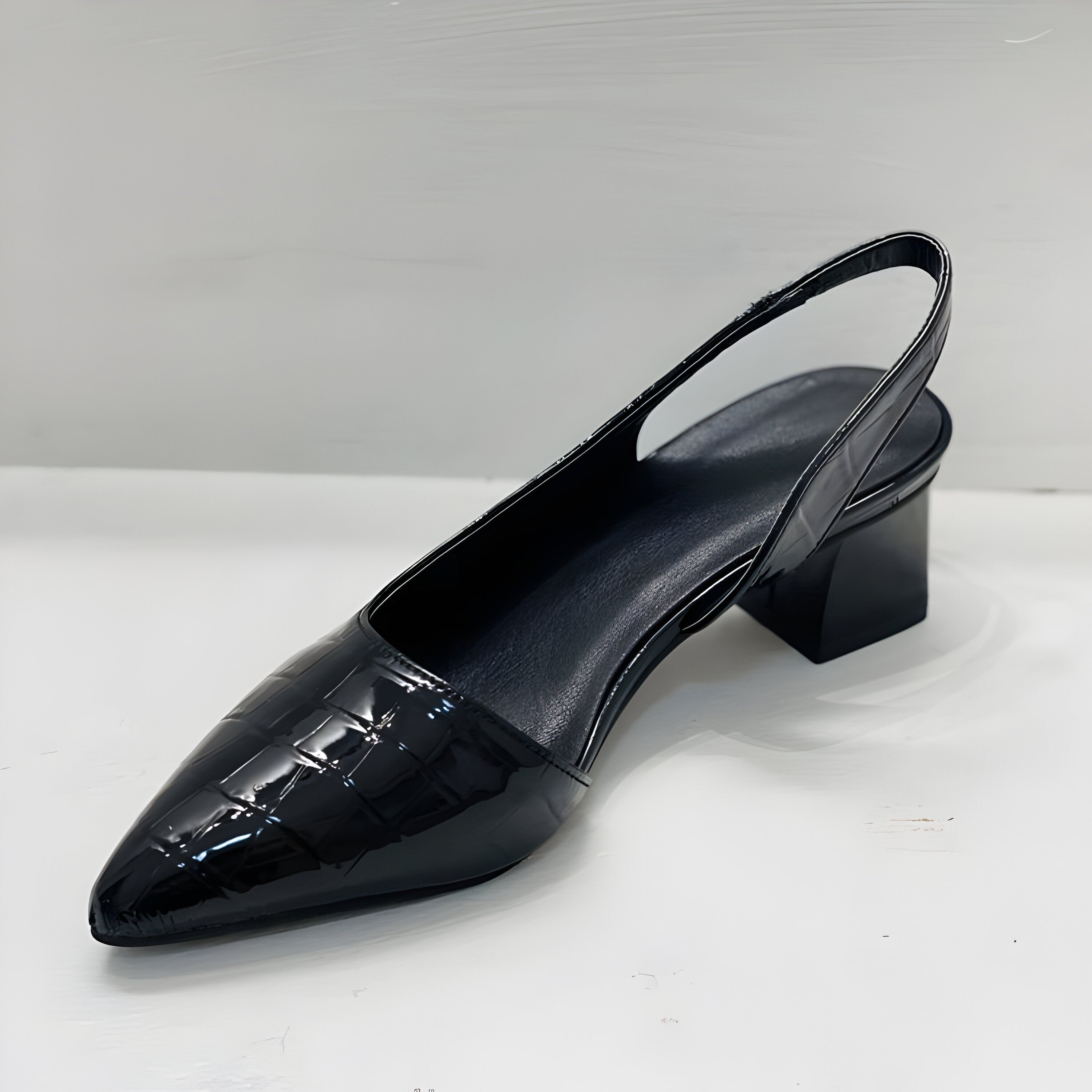 Zapatos de tacón con punta ancha de Vega Madrid, diseño elegante y moderno en color negro, con tacón alto y suela lisa.