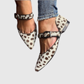 Emery merceditas con tachuelas de Vega Madrid, zapatos de charol negro con detalles de tachuelas, vista lateral.