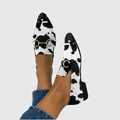 Mocasines estampados Diana de Vega Madrid con detalle de hebilla, calzado elegante y cómodo para mujer.