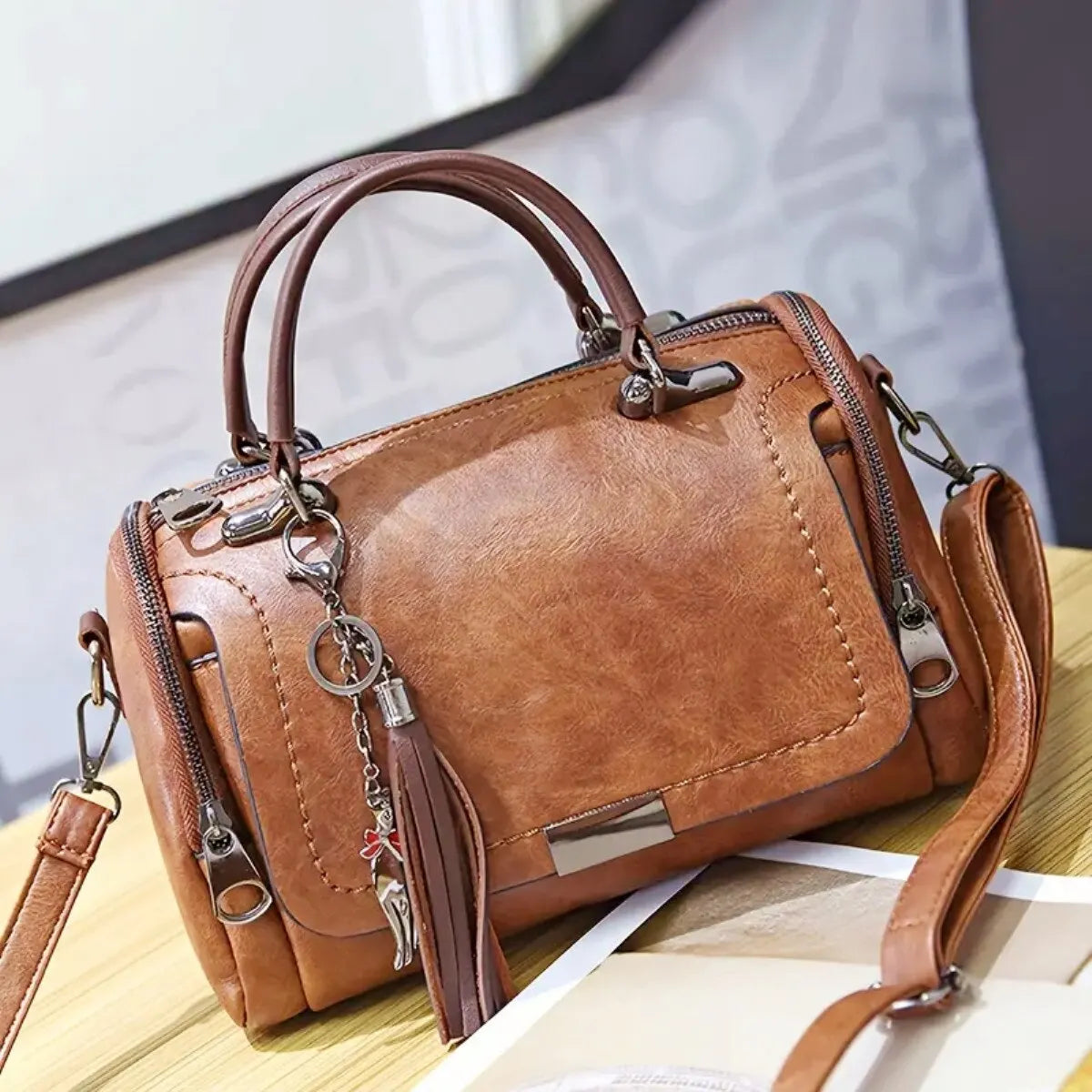 Bolso de piel Monique de Vega Madrid, textura de cuero, con asas cortas y detalles elegantes, en color neutro.