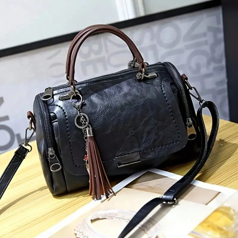 Bolso de piel Monique de Vega Madrid, con textura en cuero, mostrando detalles y cierre en la parte superior.