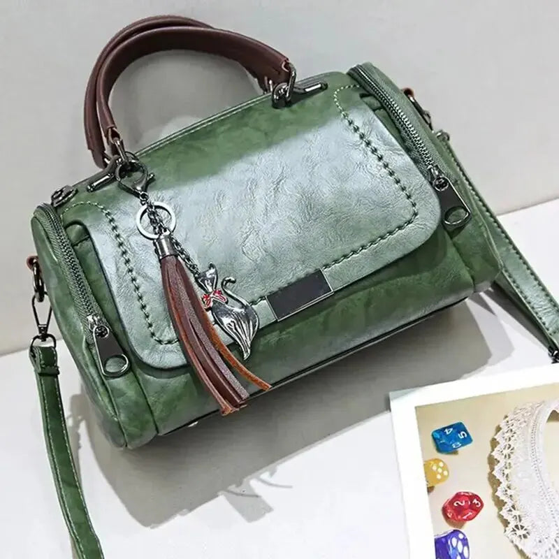 Bolso de piel texturada Monique de Vega Madrid, bolso de mano con detalles elegantes y tirantes en la imagen.