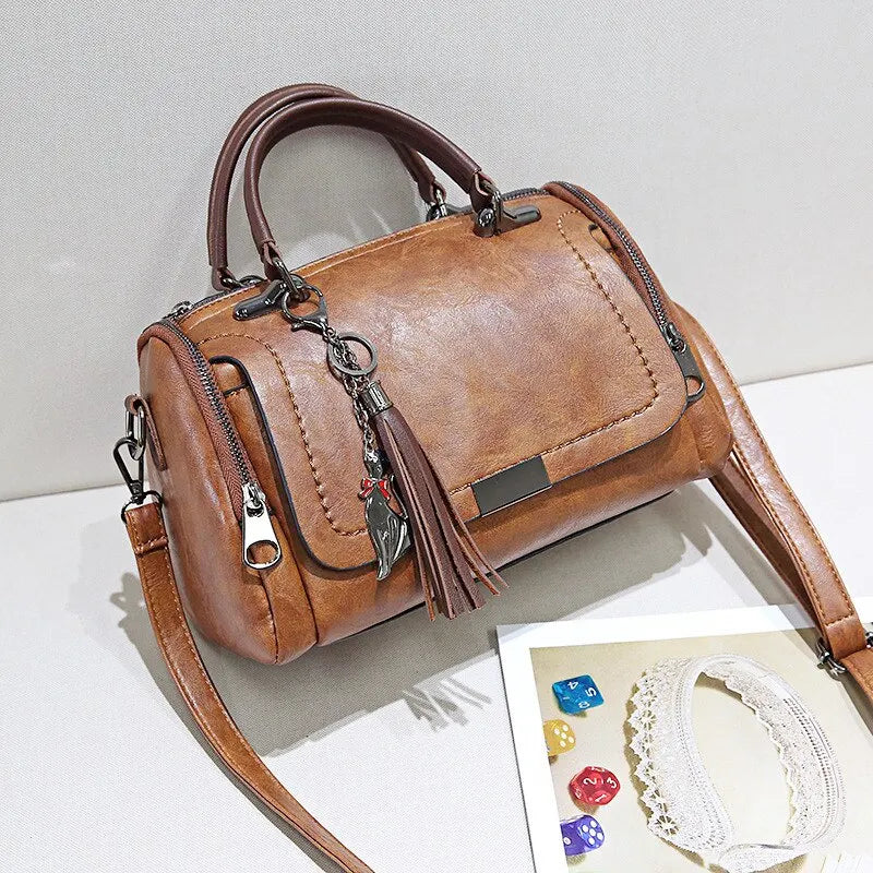 Bolso de piel Monique de Vega Madrid con textura en cuero, mostrando su diseño elegante y detalles en la superficie.